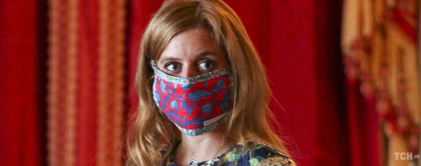 У квітковій сукні і човниках: красива принцеса Беатріс приїхала на виставку своєї весільної сукні