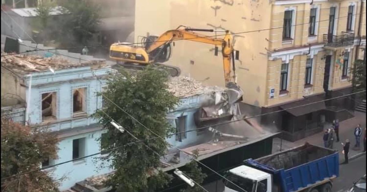 У Києві на Саксаганського бульдозер трощить історичний будинок: фото