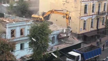 У Києві на Саксаганського бульдозер трощить історичний будинок: фото