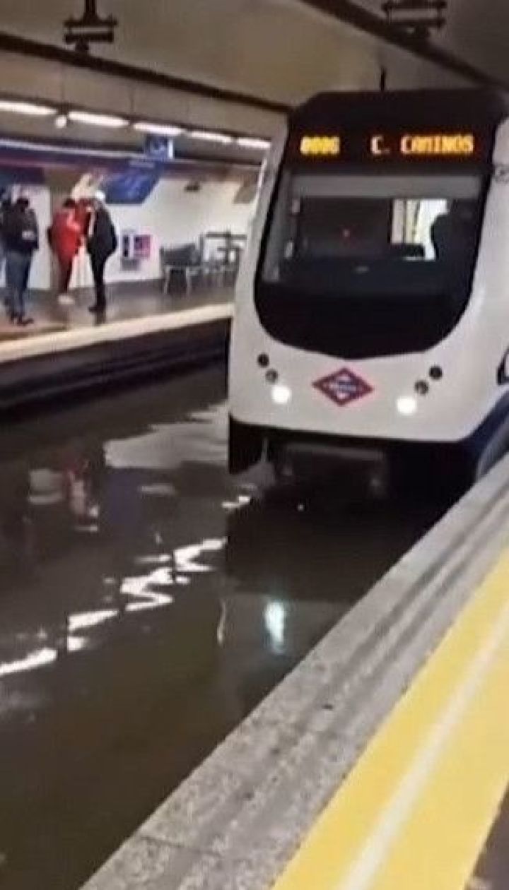 Метро у воді: в Іспанії не працює підземка через потужні зливи
