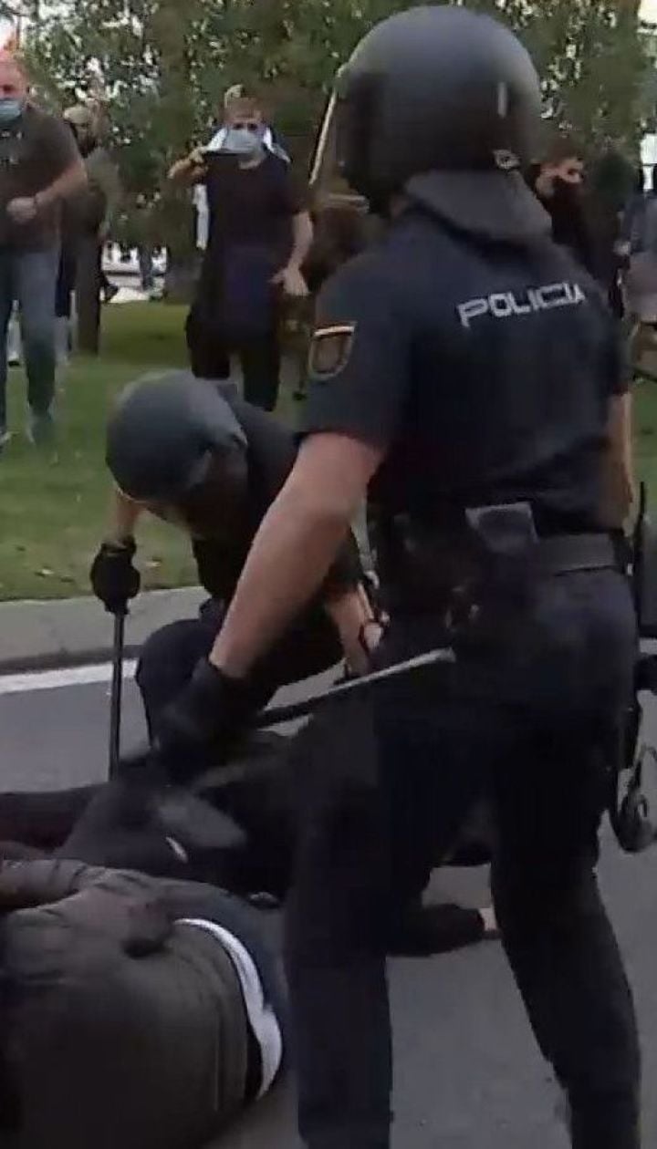 В Испании несколько десятков человек подрались с полицией из-за карантина