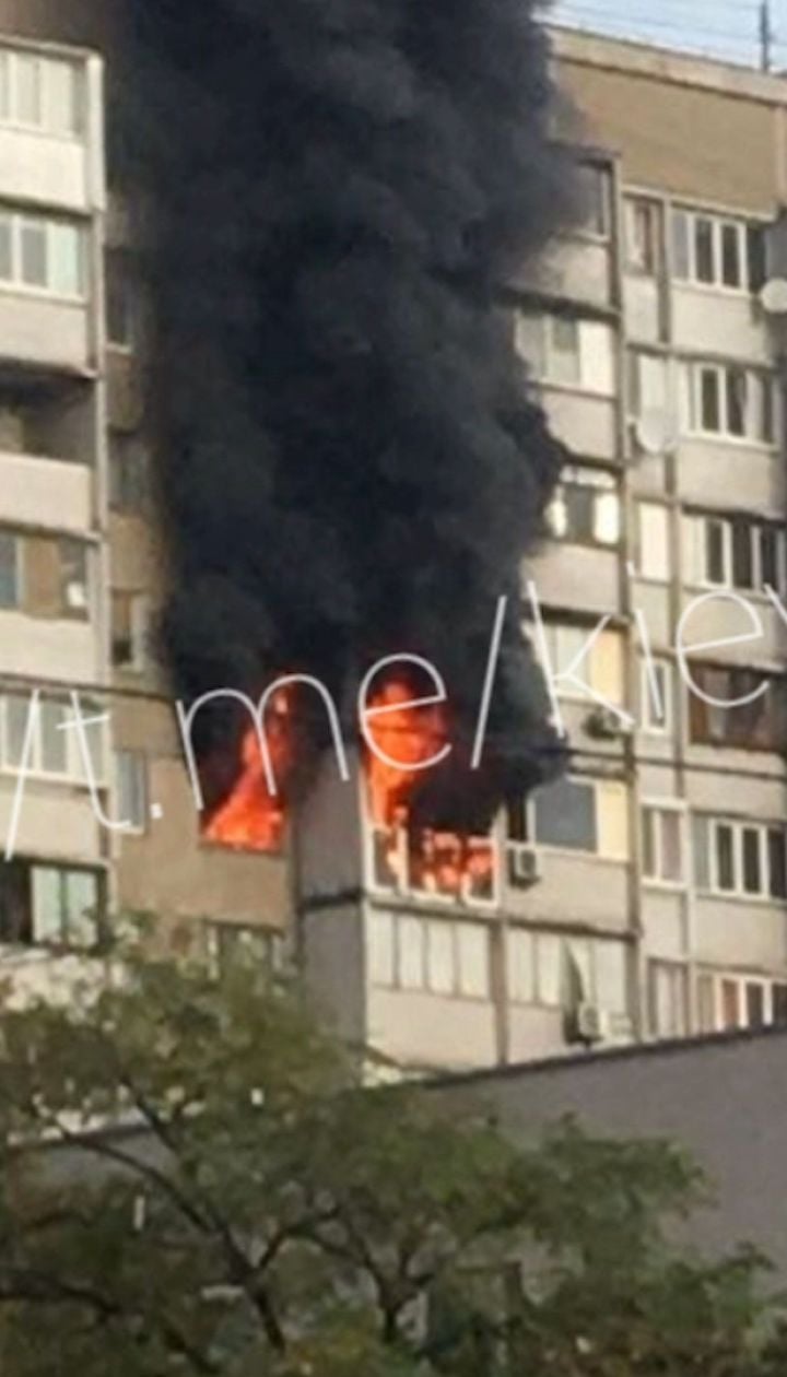 У Києві спалахнула багатоповерхівка