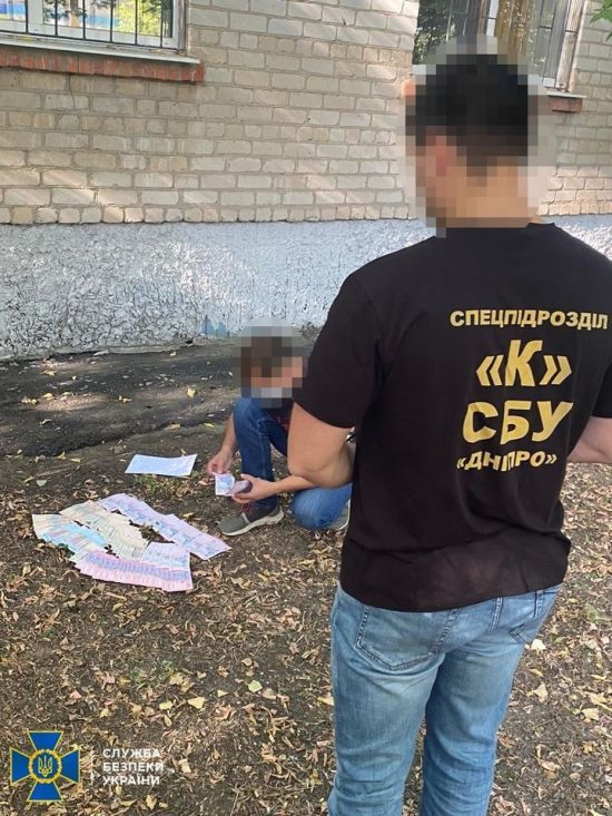 Выбрасывал деньги из окна: в Днепре прокурор, который попался на взятке, избавлялся от доказательств