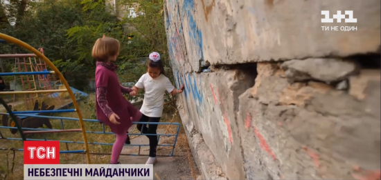 Торчащие гвозди, арматура и дырявые горки: в Киеве каждая пятая площадка требует замены или ремонта