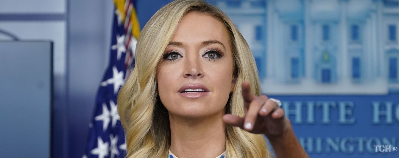 У короткій сукні з яскравою облямівкою: прессекретарка Трампа відповіла на гострі запитання журналістів