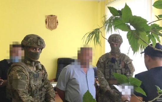 В Тернополе задержали главу налоговой инспекции и его сына за взятку