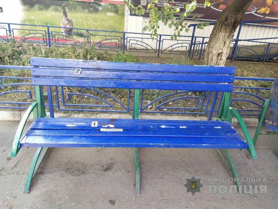 Не поделили место на скамейке: в Харькове молодой мужчина избил пенсионера, который вступился за женщину