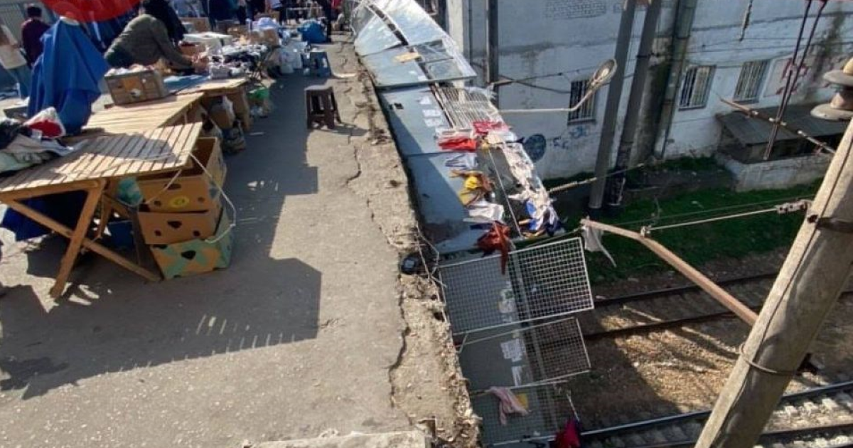 Причиною обвалення перил на пішохідному мосту біля вокзалу в Києві стала стихійна торгівля