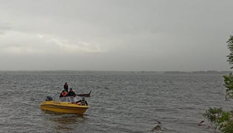 В Днепре под Киевом перевернулась лодка: в холодной воде оказались девять человек