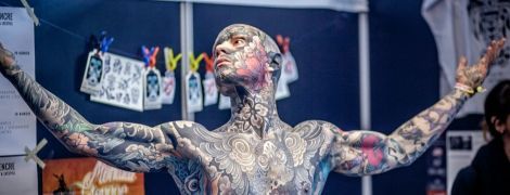 Во Франции в детском саду запретили работать полностью покрытому тату воспитателю — но он не сдается