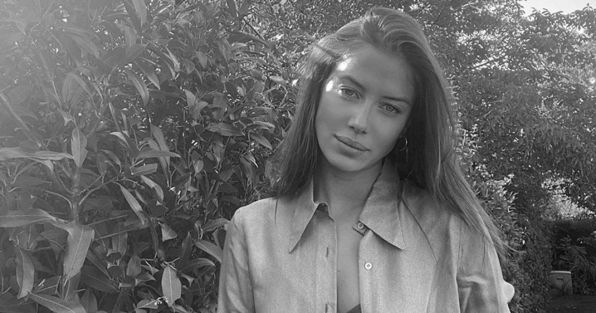 Расстегнула рубашку: Николь Потуральски поделилась черно-белыми кадрами
