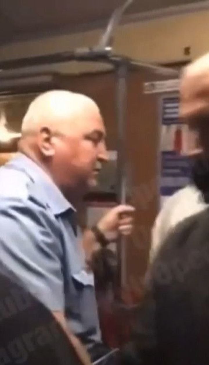 Зупинка руху потягів: у столичному метро чоловік потрапив під потяг