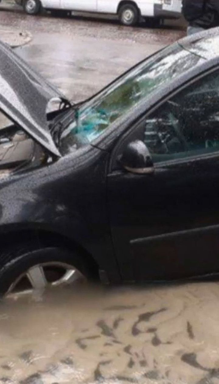 Провалля на дорозі: у Львові під асфальтом опинився автомобіль
