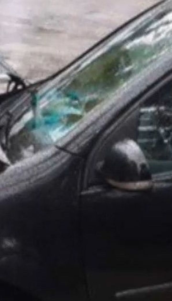 Пропасть на дороге: во Львове под асфальтом оказался автомобиль