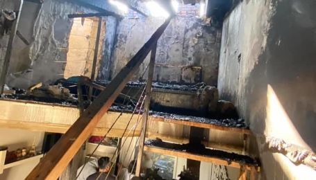 Згорів дах і п'ять квартир: дощ заливає постраждалий від пожежі будинок на Софіївській Борщагівці