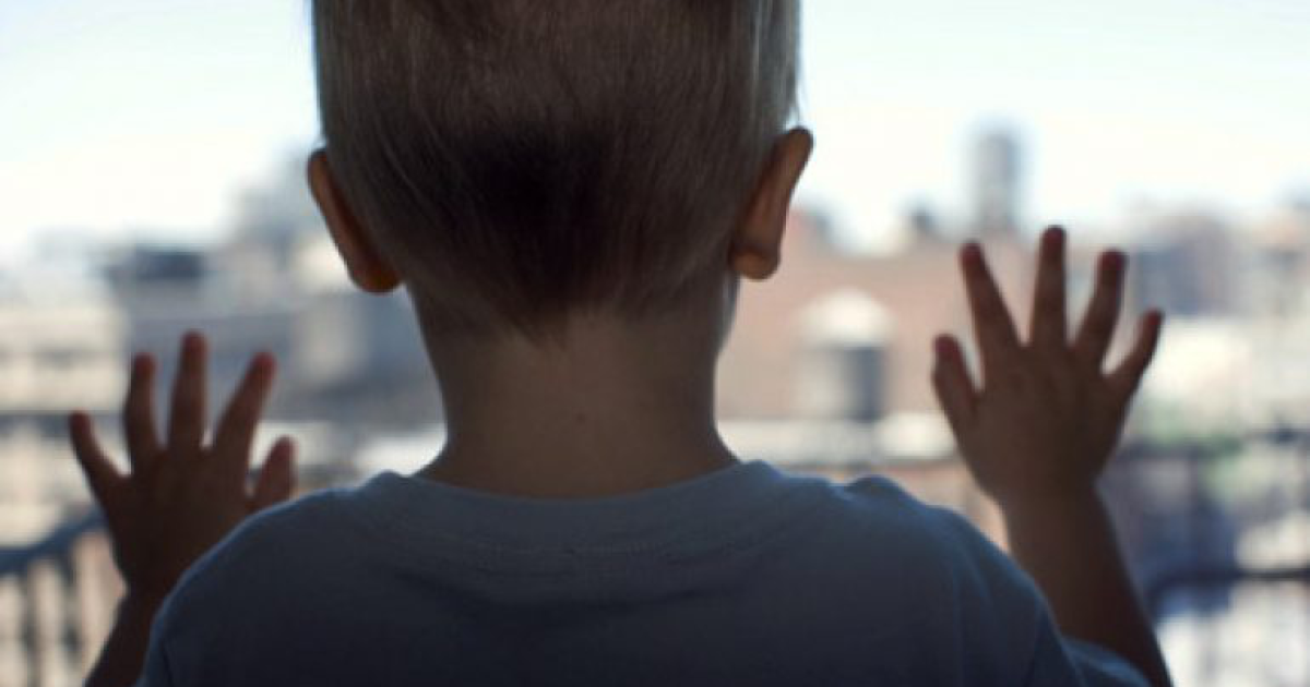Під Києвом восьмирічний хлопчик намагався викинутися у вікно на очах у вчителя