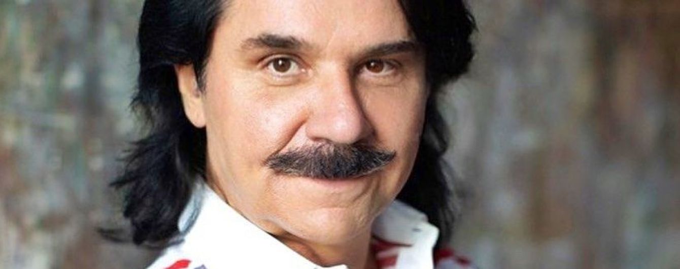 В белом пиджаке и с жуком на груди: Павел Зибров продемонстрировал стильный образ