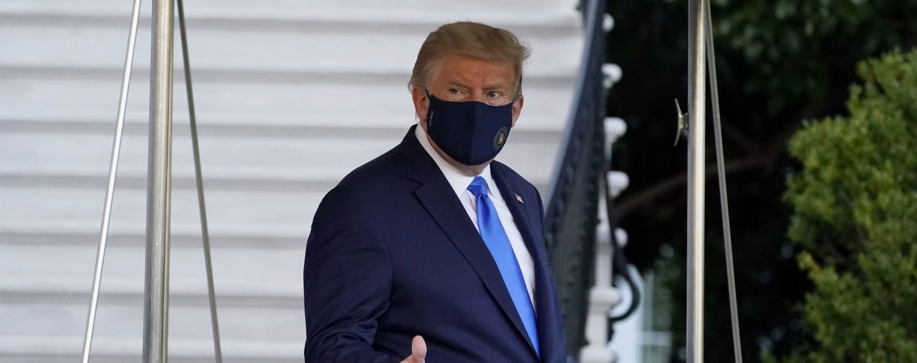 "Втік" з лікарні: Трамп з коронавірусом покинув медзаклад, щоб привітати прихильників