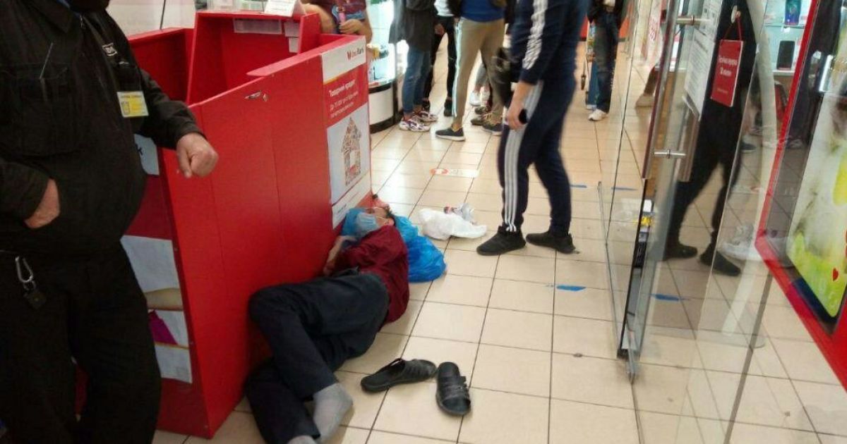 В ТЦ в Запорожье мужчина пытался украсть смартфон и молотком разбил голову продавщице