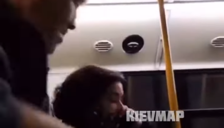 Оплатила проїзд монетками по гривні: у Києві водій викинув дівчину з маршрутки