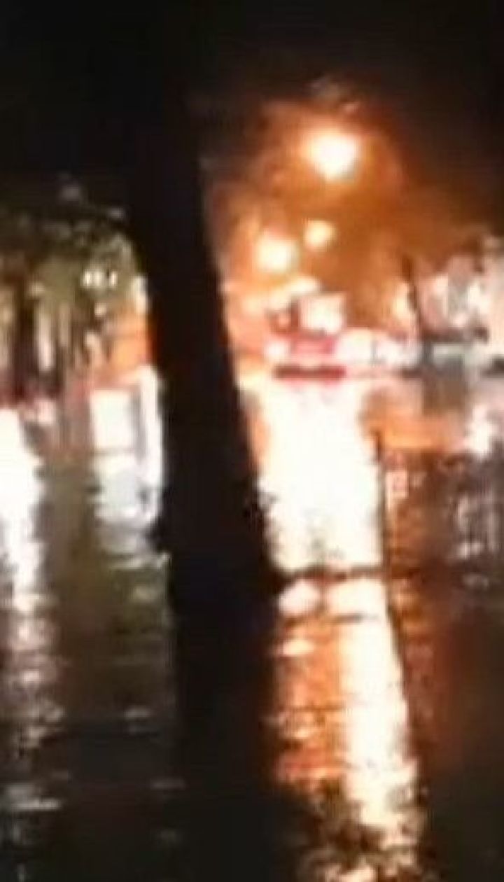 Кое-где вода стояла по колено: в Ивано-Франковске прошел дождь с штормовым ветром