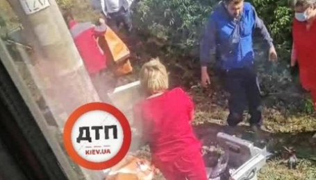 Поблизу Києва дитина загинула під потягом: у руках мала записку