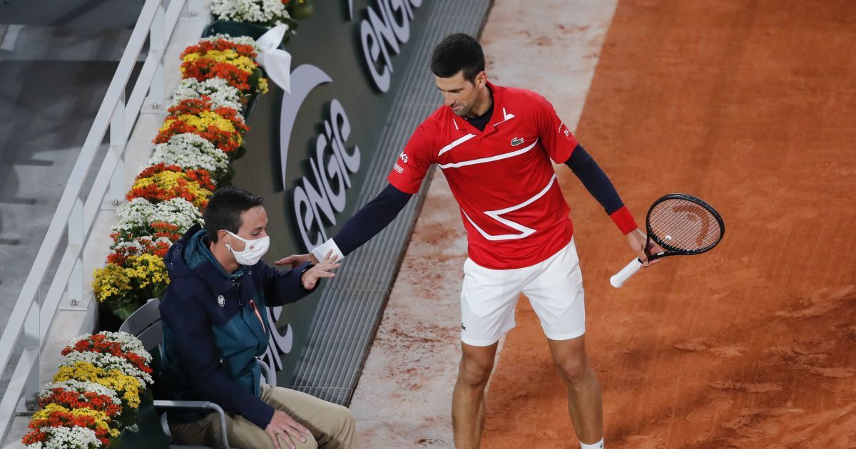 "Неприятное дежавю": Джокович попал мячом в судью на Roland Garros, но избежал наказания (видео)