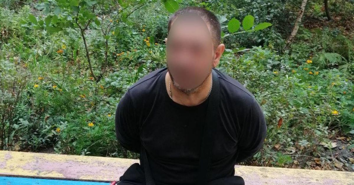 Вдарив сусіда битою та відібрав телефон: у Києві по гарячих слідах затримали грабіжника