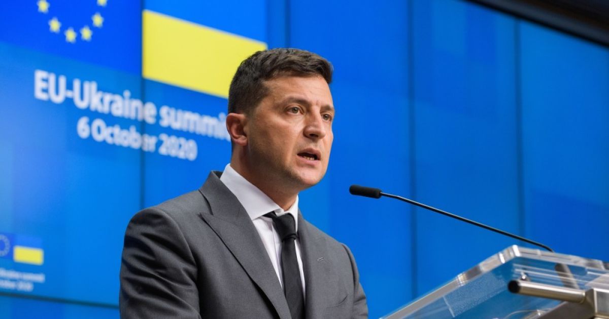 Зеленский анонсировал на участках во время голосования мини-референдум с 5 вопросами для каждого