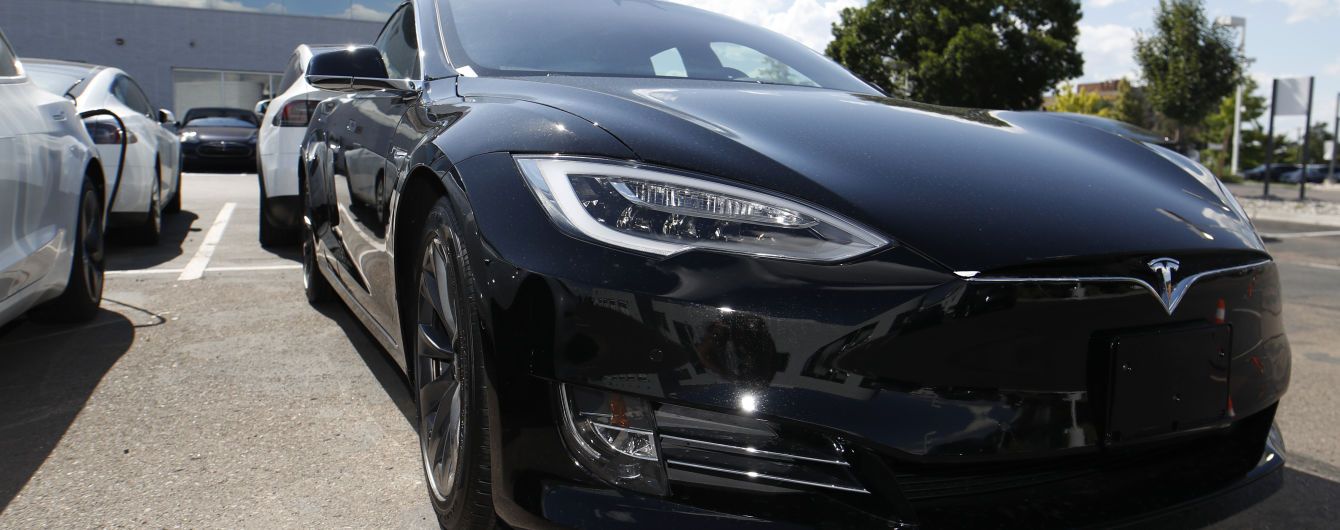Водій Tesla на швидкості 160 км/год зніс декілька припаркованих авто та влетів у будівлю