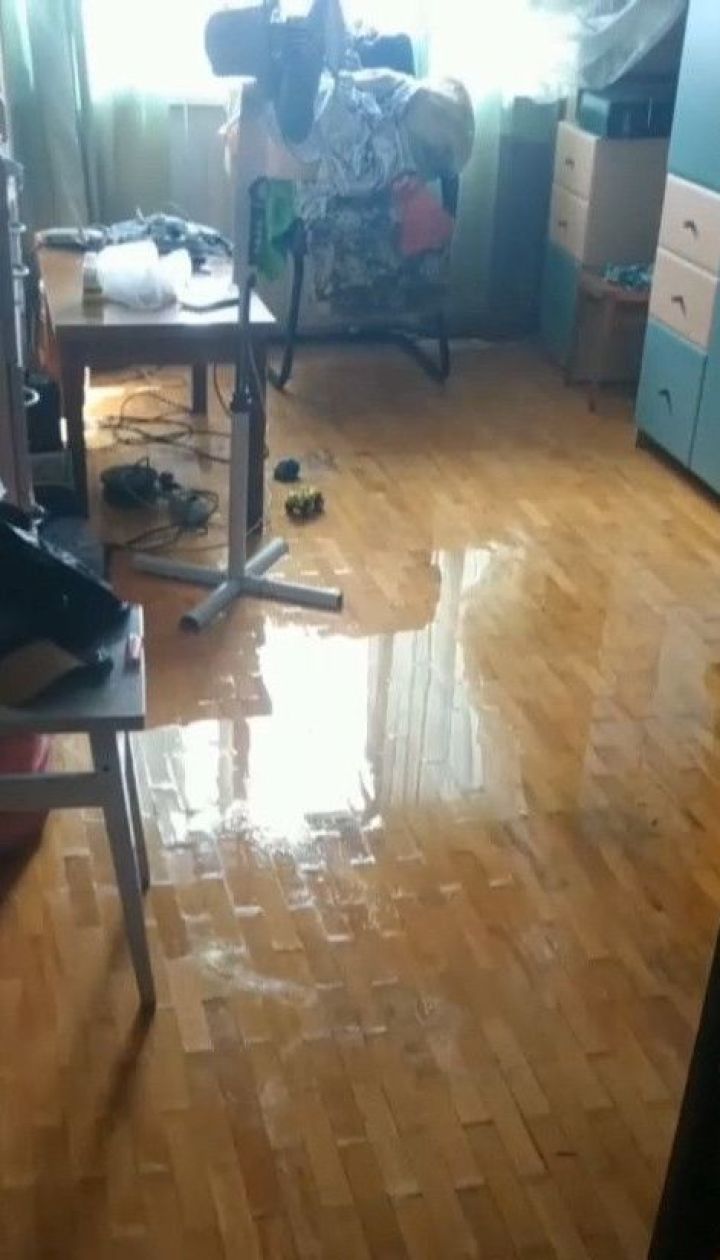 У столиці двічі залило багатоповерхівку - гарячою, потім холодною водою