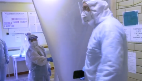 "Это очень болезненно": появилось видео, где и как лечат больных COVID-19 в Киеве