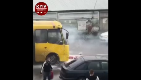 В Киеве во время движения загорелась маршрутка с пассажирами