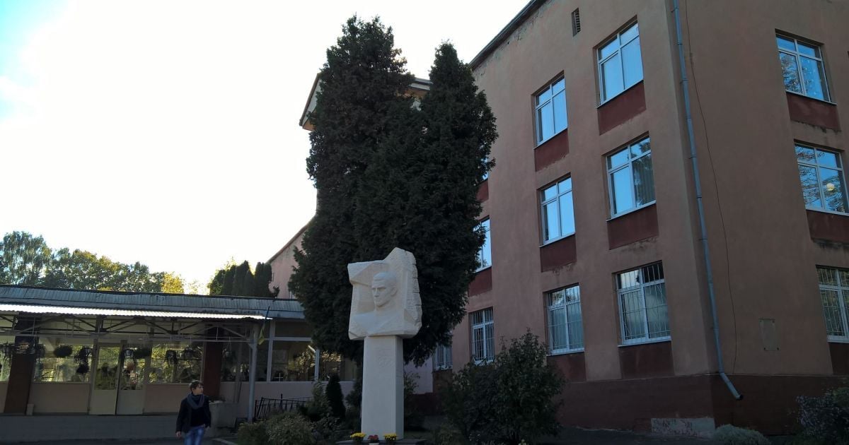 Во львовском лицее массово заболели учителя: детей отправили на вынужденные каникулы
