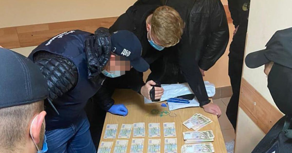 Посадовця Нацполіції у Київській області викрито на хабарі у 500 тисяч гривень: з'явилося відео