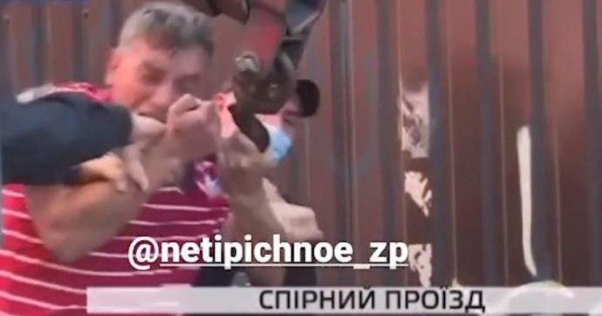 В Запорожье мужчина рычал и кусал копов: появилось видео