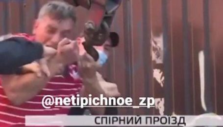 В Запорожье мужчина рычал и кусал копов: появилось видео