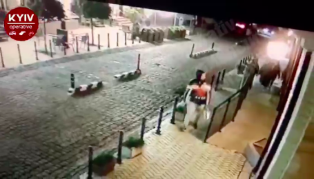 У Києві невідомий підпалив будинок на Воздвиженці: палія затримали