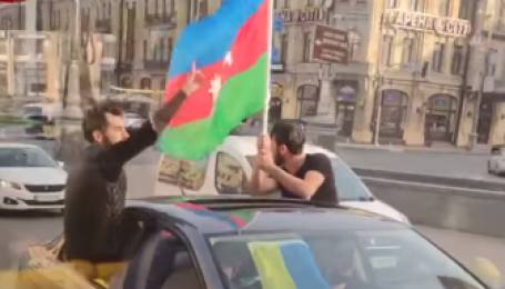 Стріляли та розмахували прапорами: поліція затримала в Києві іноземців на автомобілях