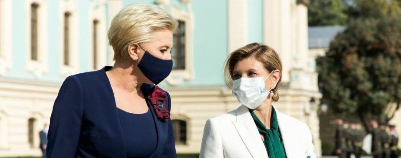 В белоснежном костюме и изумрудной блузке: Елена Зеленская в эффектном образе предстала на встрече с польской коллегой