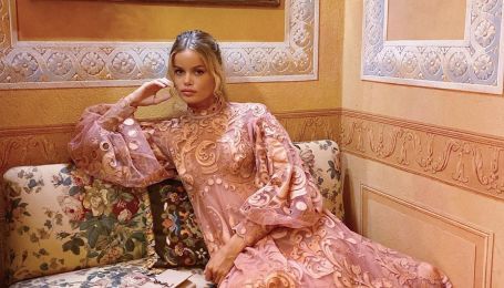 В нежном платье с аппликацией: модель Фрида Аасен похвасталась модным образом