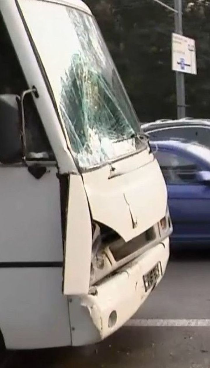 У Києві зіткнулося два маршрутних автобуси, є потерпілі