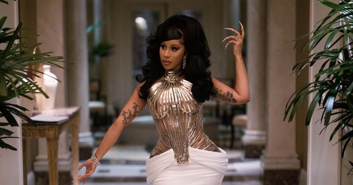 Фигуристая Cardi B в микробикини похвасталась формами во время домашнего дефиле