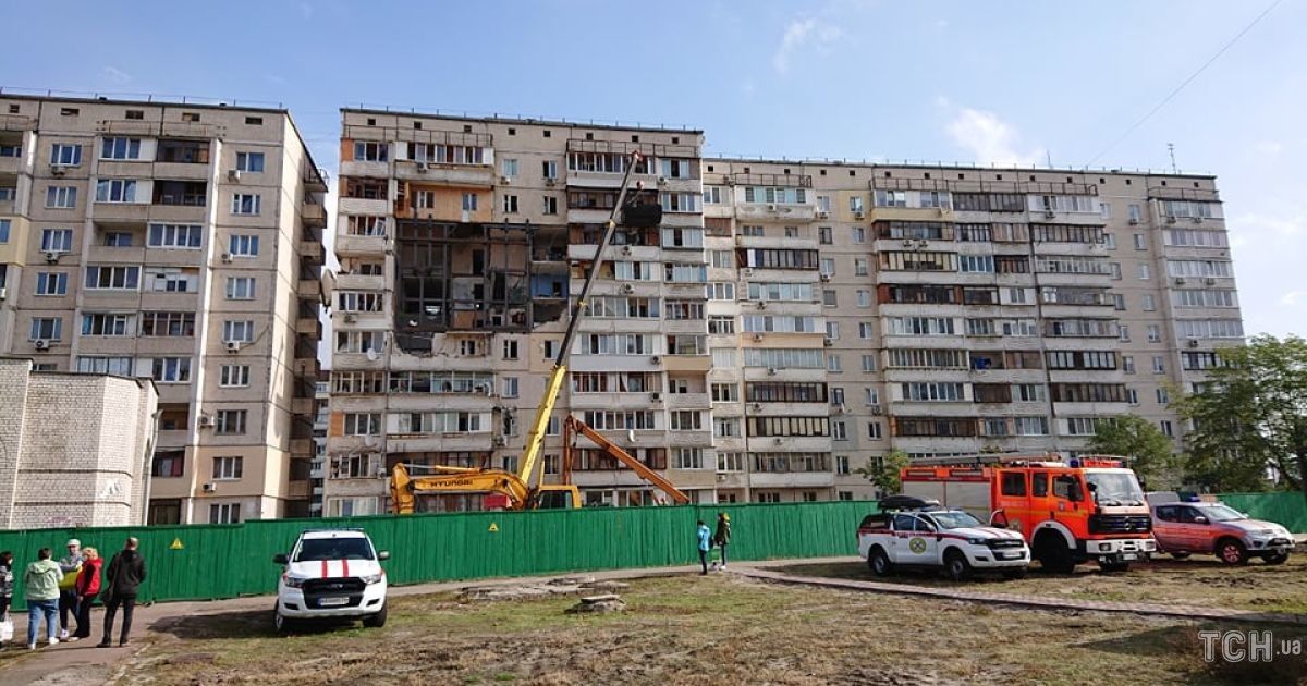 Мешканці зруйнованої вибухом багатоповерхівки на Позняках нарешті можуть забрати із неї речі