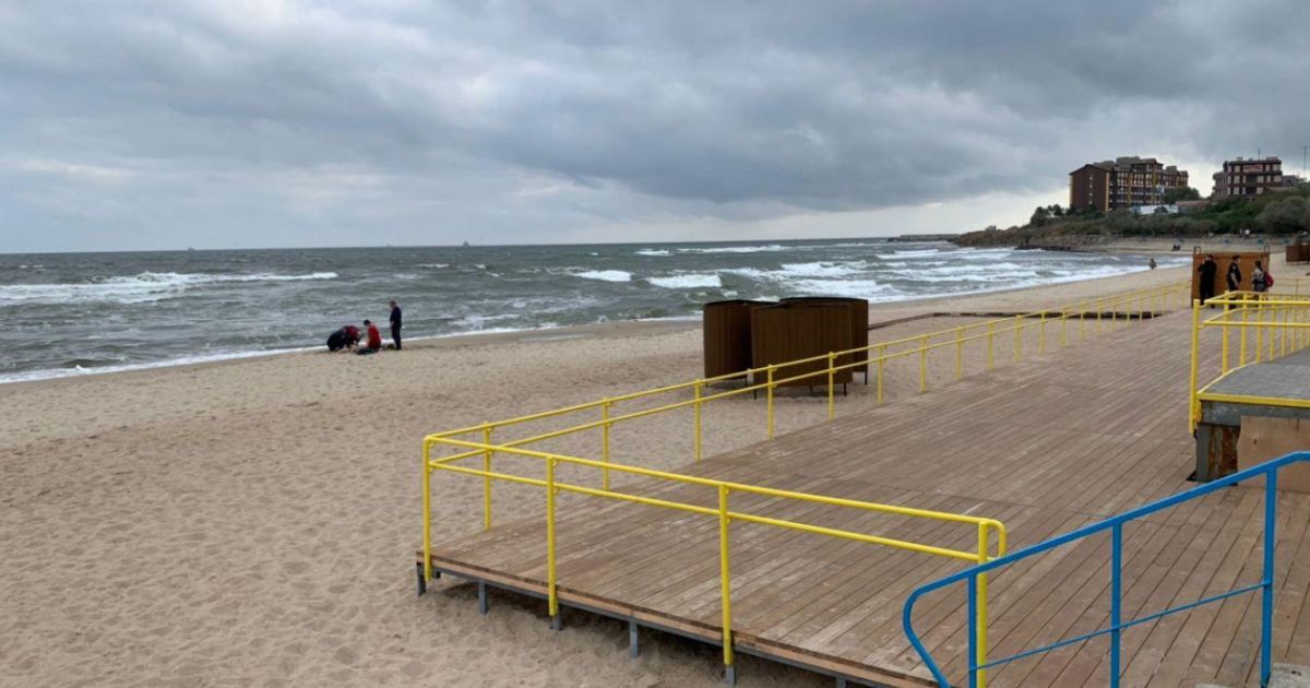 В Одесской области шторм отнес в море трех отдыхающих: что известно