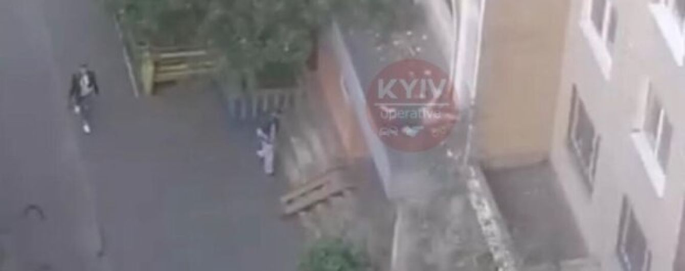 Трагедія у Києві: дівчина випала з балкона багатоповерхівки