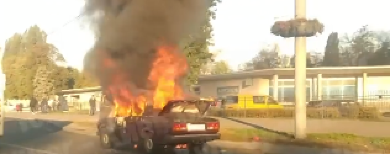 У Києві на проспекті Перемоги загорівся ВАЗ: з'явилося жахливе відео