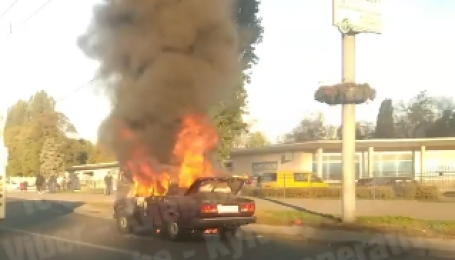 У Києві на проспекті Перемоги загорівся ВАЗ: з'явилося жахливе відео