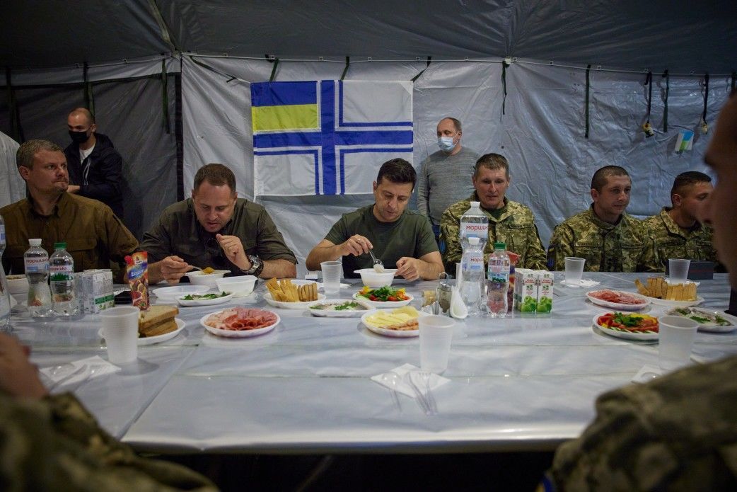 Візит Зеленського на Донбас. Обід з військовими