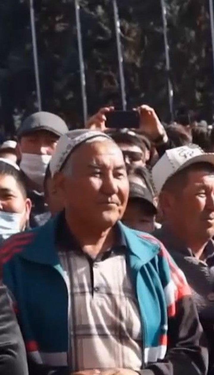 В Бишкеке сотни людей празднуют отставку президента митингом